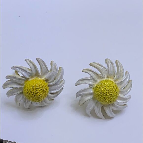 2 pair lot floral clip earrings White daisy -yellow black eye Susan earrings - Picture 6 of 15